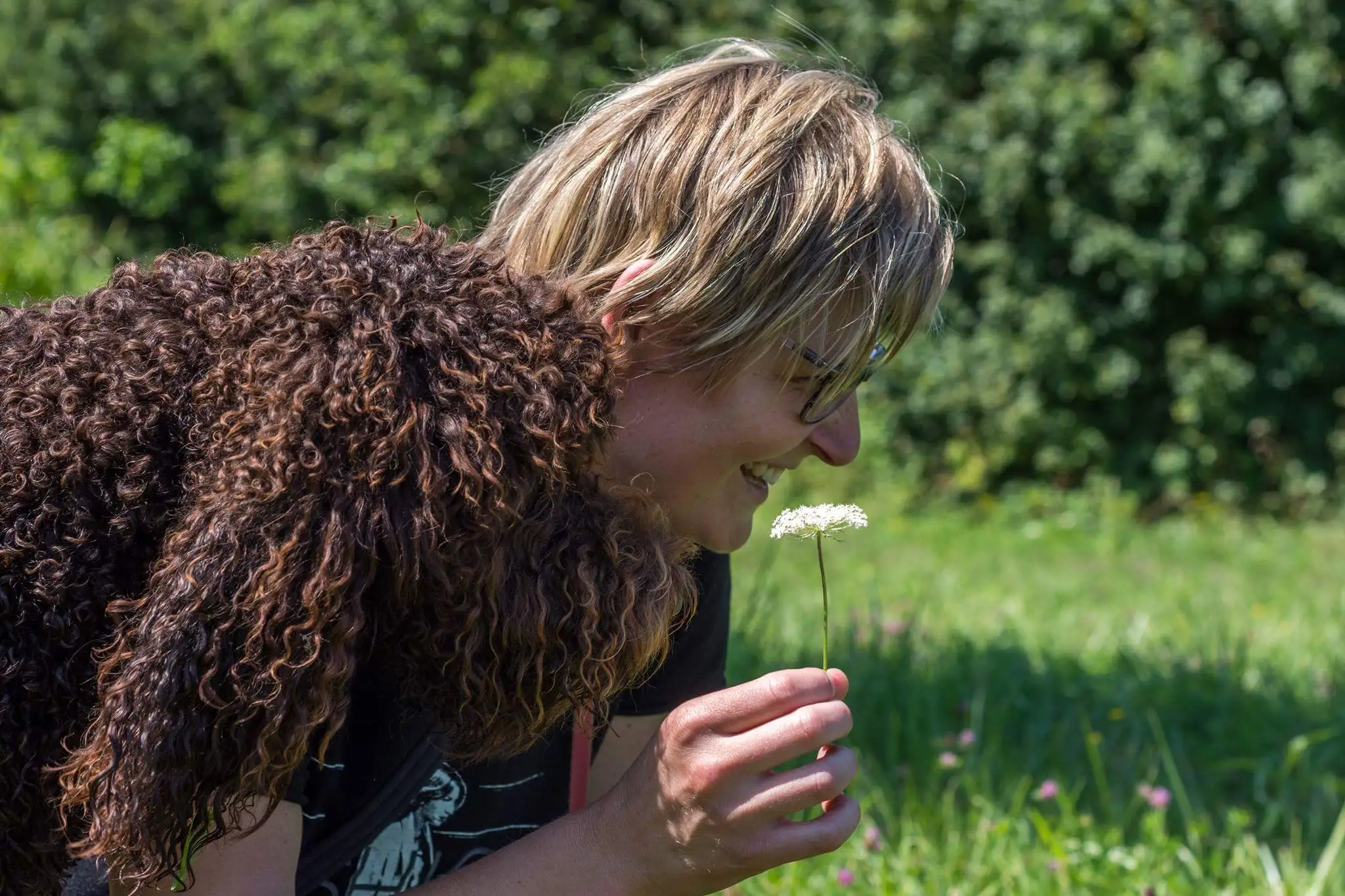 Carine van ChiCa Hondenschool met een hond tijdens contactmoment